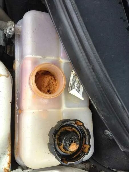 Антифриз запарафинился. Кристаллизация антифриза. Выпаривание тосола. Белый налет в антифризе. Кристаллизовался тосол.