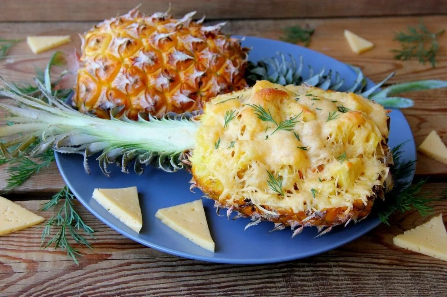 Свежий ананас с курицей