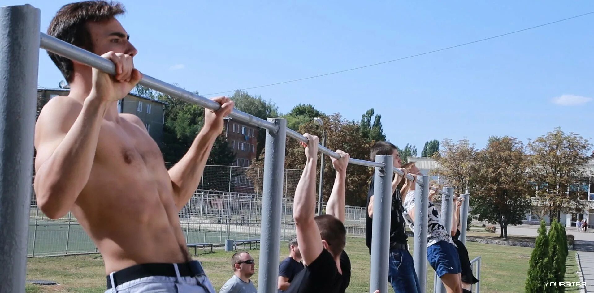 Подтягивания в армии. Подтягивания на турнике. Соревнования на турнике. Подтягивания на турнике соревнования. Парень на турнике.