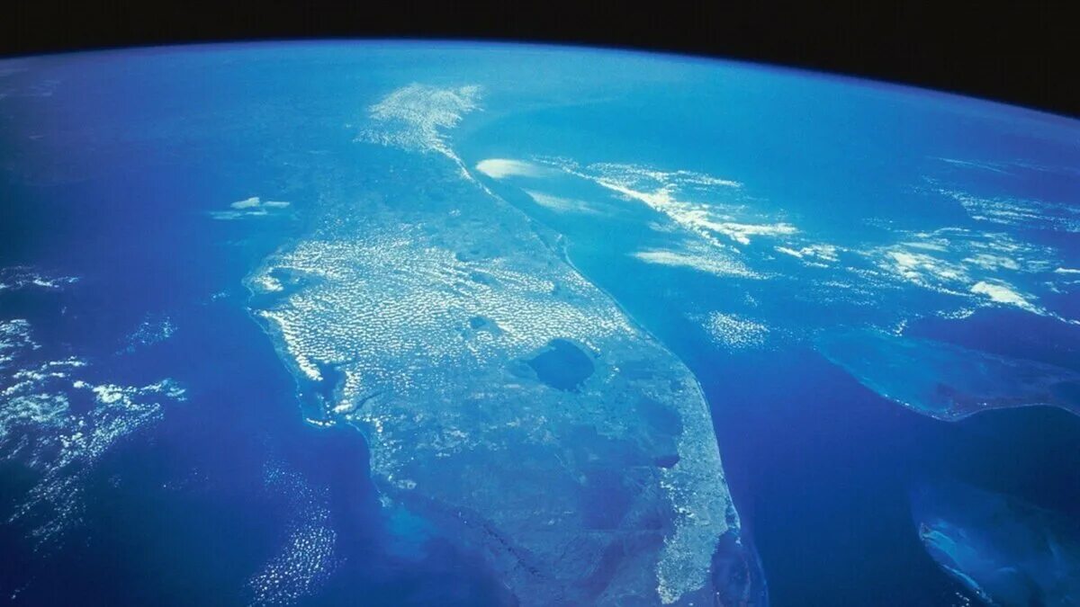 Огромная часть суши. Снимок Тихого океана из космоса. Тихий океан вид из космоса. Океан вид из космоса. Мировой океан с космоса.