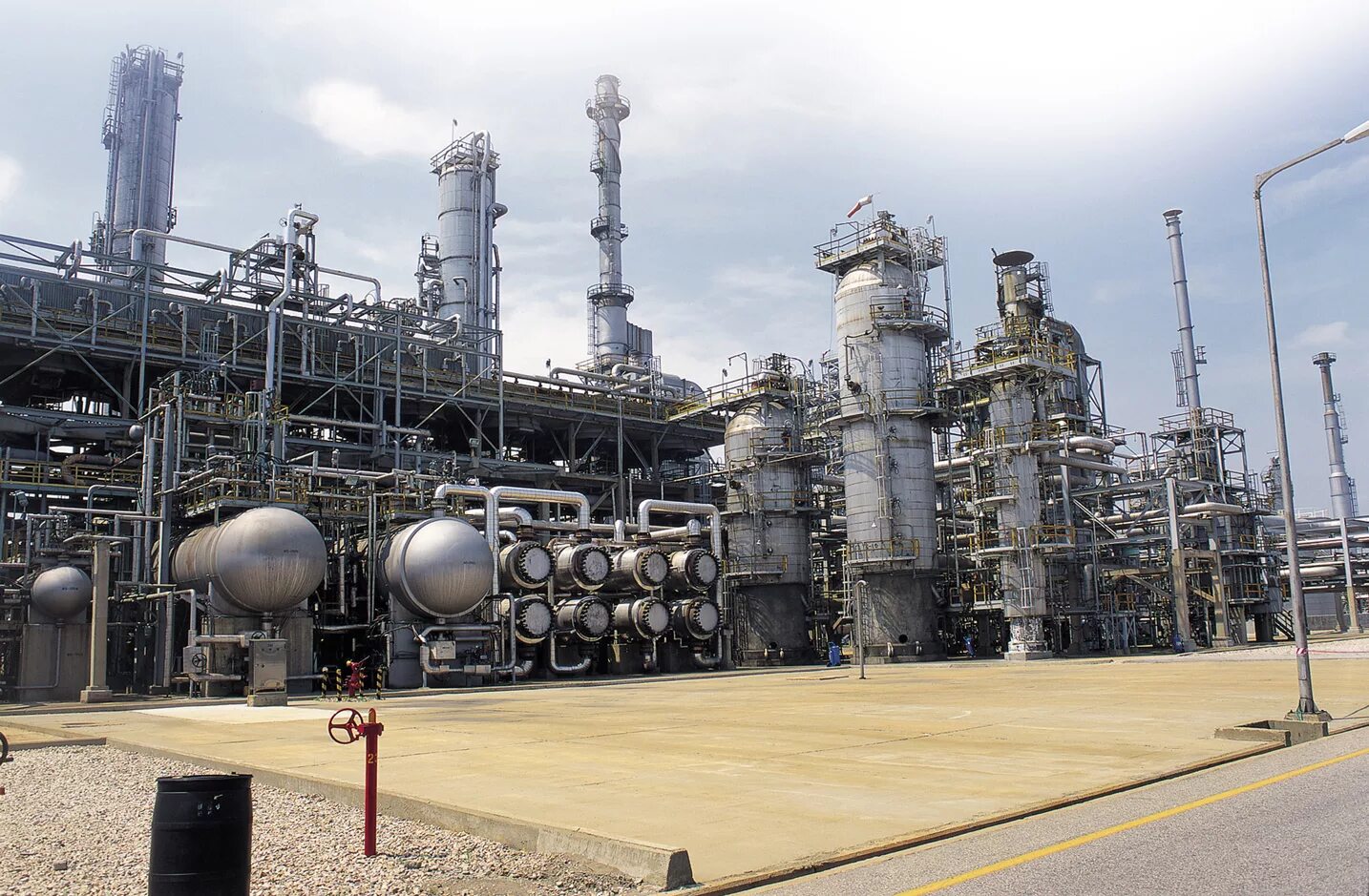 Завод картинка. Южно-Уральский нефтеперерабатывающий завод. Фабрика завод. Большой завод. Zaвод.