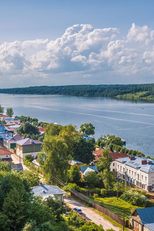 Набережная Плеса Ивановская область. Плёс на Волге город. Река Волга Плес. Набережная и река Волга Плес.