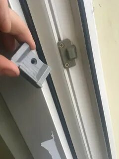 Прижим пластиковой двери