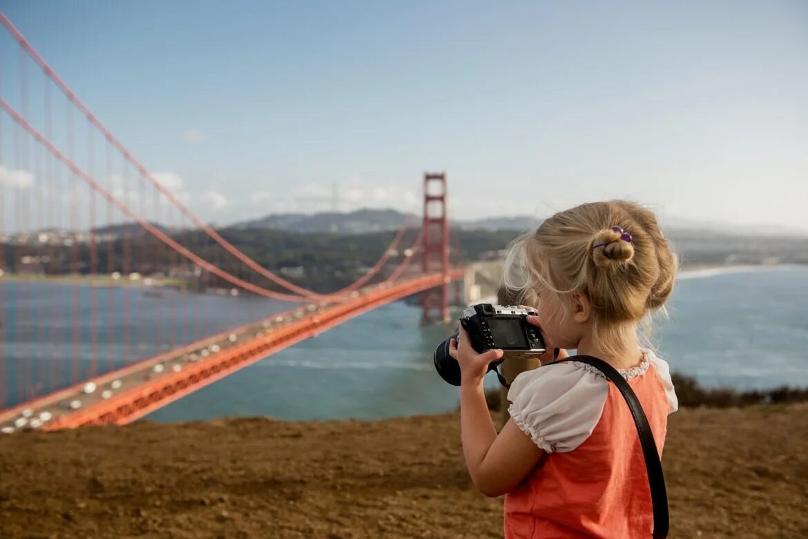 Фотоаппарат фотографирование. Девушка с фотоаппаратом. Фотоаппарат для детей. Делать фотографии на английском. Мужчина с камерой.