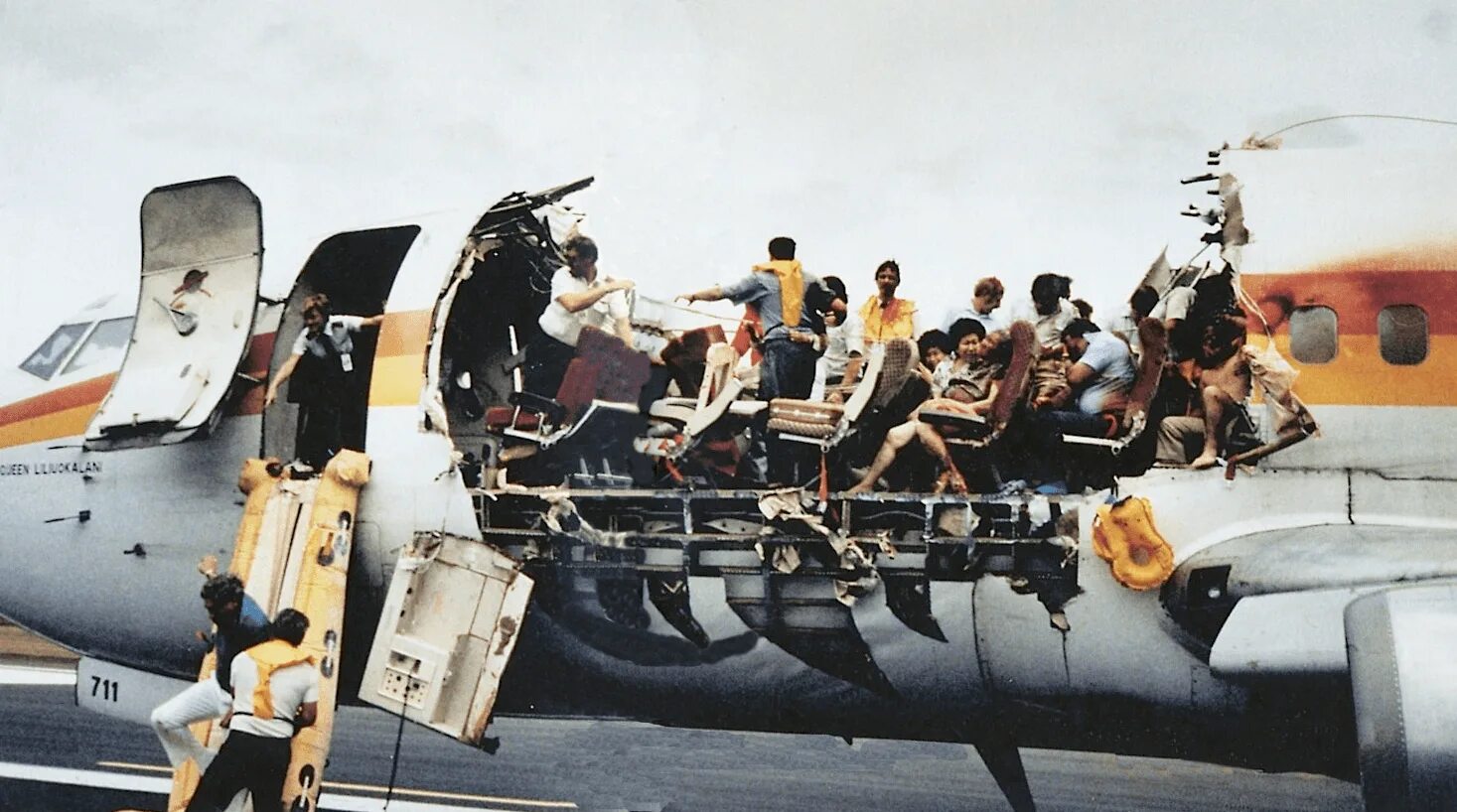 В 1988 году с самолетом Aloha Airlines. Авиакатастрофа АЛОХА Эйрлайнс. Боинг 737 28 апреля 1988. Разгерметизация самолета Боинг 737. Разгерметизация случаи
