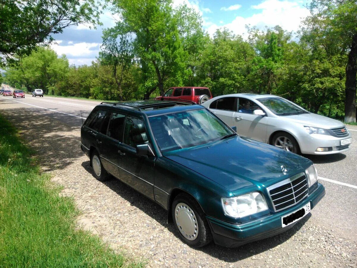 Мерседес универсал 1994. Мерседес w124 универсал зеленый. Мерседес 124 универсал зеленый. Mercedes-Benz e-класс, 1994.