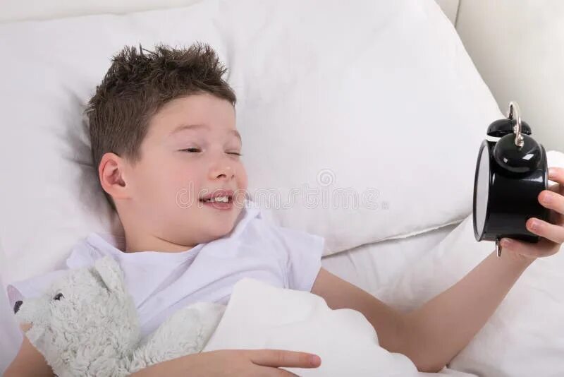 Как правильно будить человека. Как разбудить ребенка утром. Спящий мальчик. Мальчик проснулся. Ребёнок рано просыпается.