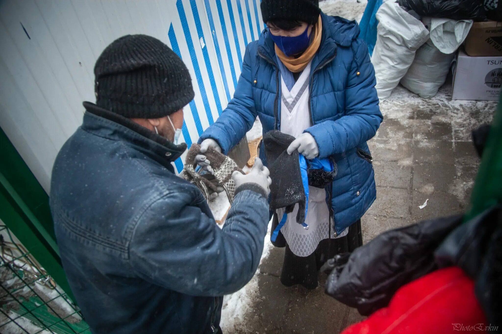 Спасти бомжа. Помощь бездомным людям. Служба помощи Милосердие ангар спасения. Бездомные люди в холода. Служба помощи бездомным.