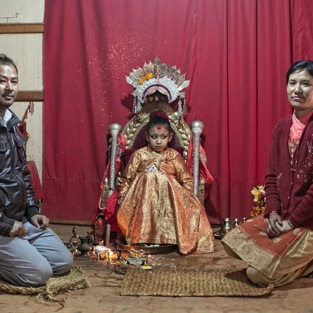 Принцесса непала. Кумари Деви. Живая богиня Кумари. Кумари богиня Непала. Матина Шакья Кумари.