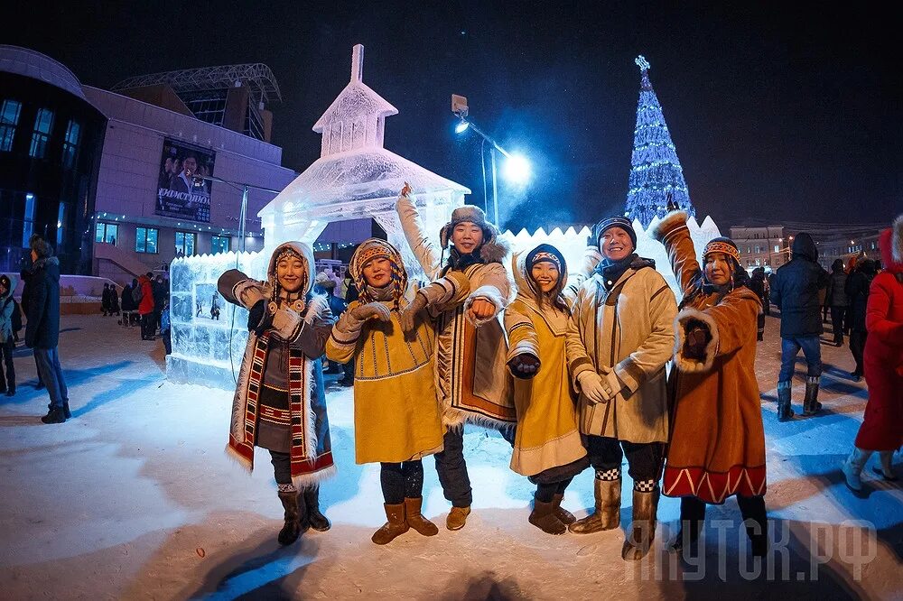 Новый год в республике саха якутия. Новый год в республике саха якутия. Новогодние традиции якутов. Фестиваль зима начинается с якутии. Чисхан якутский дед мороз.