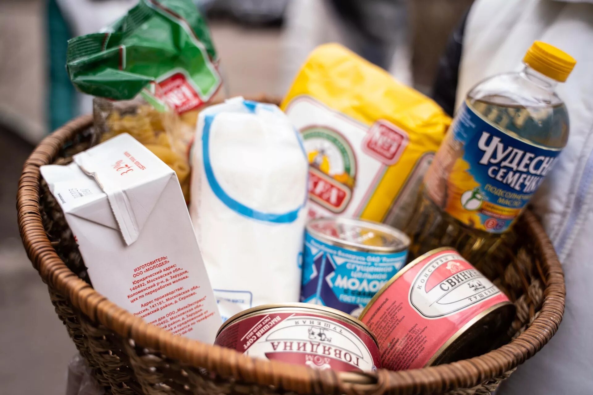 Продуктовый набор для малоимущих. Набор продуктов для малоимущих. Продовольственная помощь. Продуктовая поддержка. Еда для малоимущих.