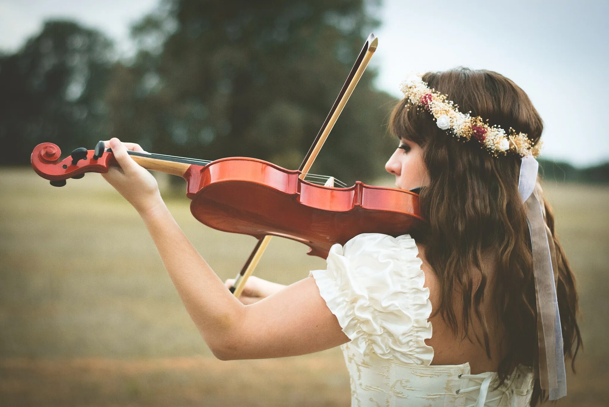 Женщина с инструментом. Музыкальный инструмент женственный. Девушка скрипка белье. Женщина мелодия. Girl woman песня