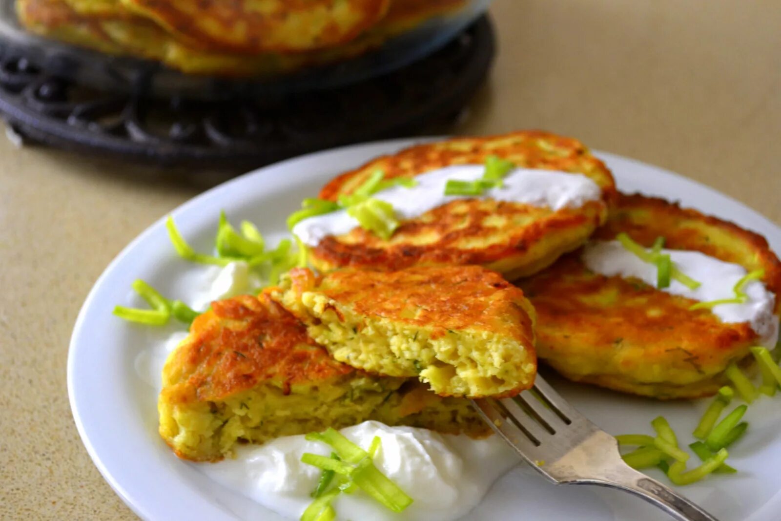Рецепт кабачков с кукурузной мукой. Оладьи из кукурузы консервированной. Кабачковые оладьи с кукурузой. Рецепт кабачков с кукурузной мукой. Кабачковые оладьи "а-ля пирожки".