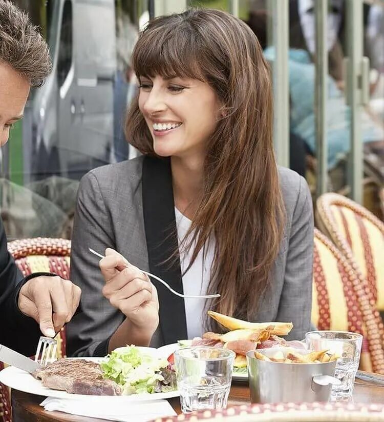 Шеф-повар итальянской кухни. Итальянский повар с пиццей. Что делают итальянцы. Завтраки в итальянском ресторане. Итальянский шеф повар.