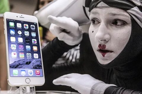 Люди продают айфоны