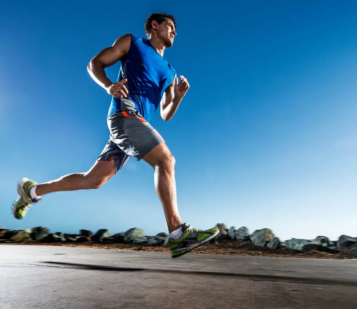 It s time to run. Спорт бег. Спортсмен бежит. Мужчина бежит. Бегущий человек.
