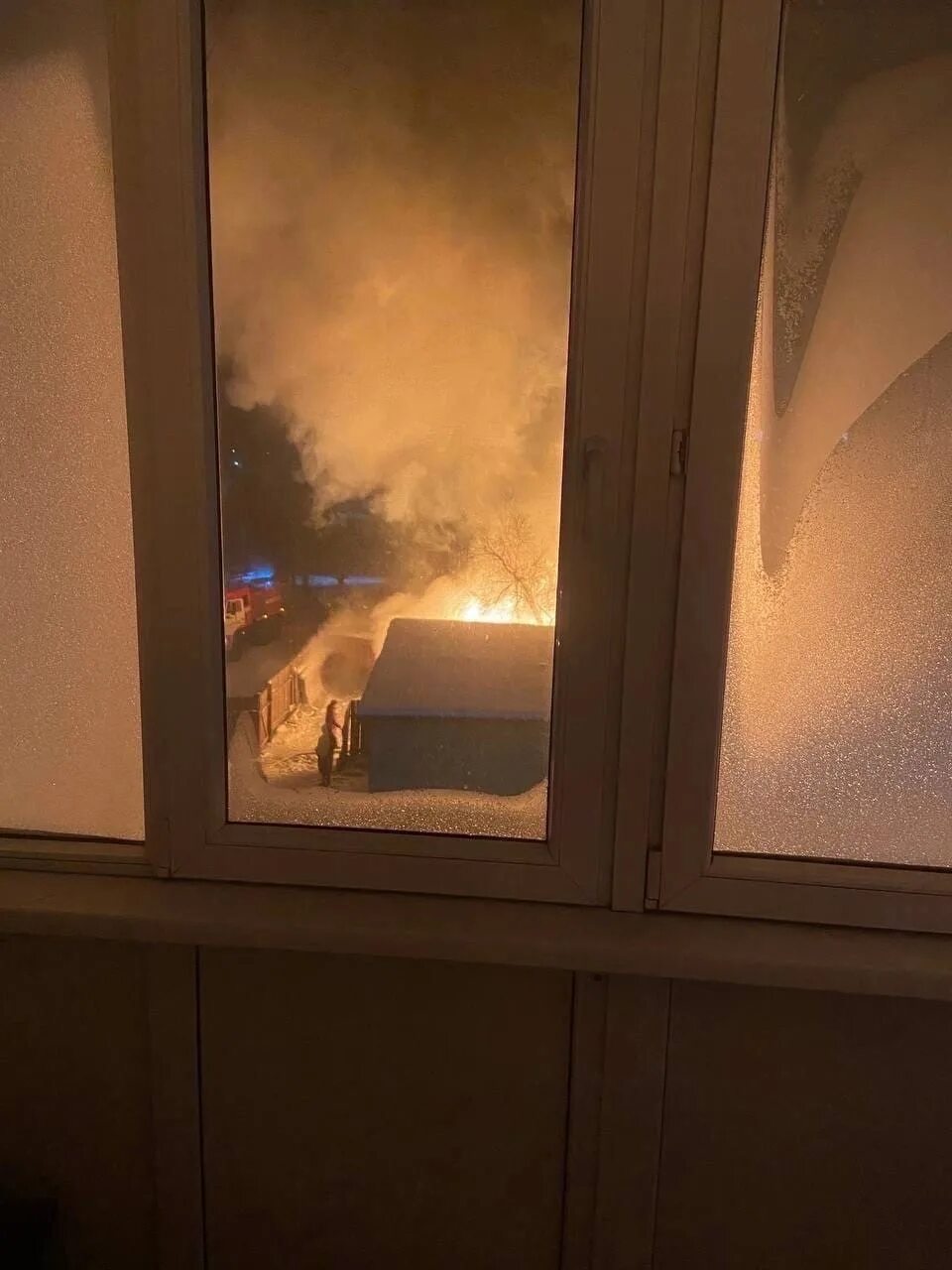 Пожар на балконе. Пожар пострадали дети. Дом до и после пожара. Пожар пострадали дети. Пожар для детей.