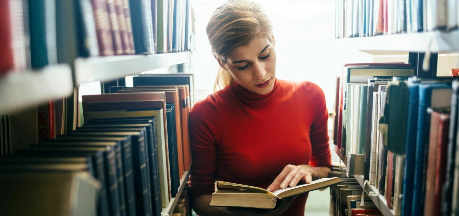 Девушка с книжкой. О людях и книгах. Женщина которая это читает. Девушка читает в библиотеке. Женщина которая это читает.