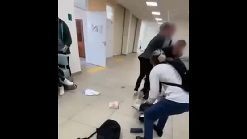 Девочки избивают в школе мальчиков. Школьники избивают школьника. Девочки избивают в школе мальчиков. Девочки избивают в школе мальчиков. Девочки избивают в школе мальчиков.