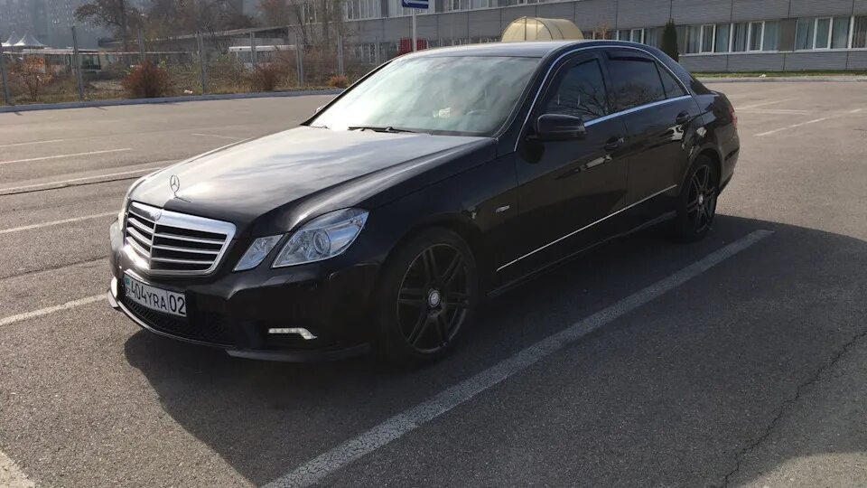 W212 3. Мерседес 212 1998. E 200 20 диски. Мерседес е класс 212. Антихром w212 рестайлинг белый.