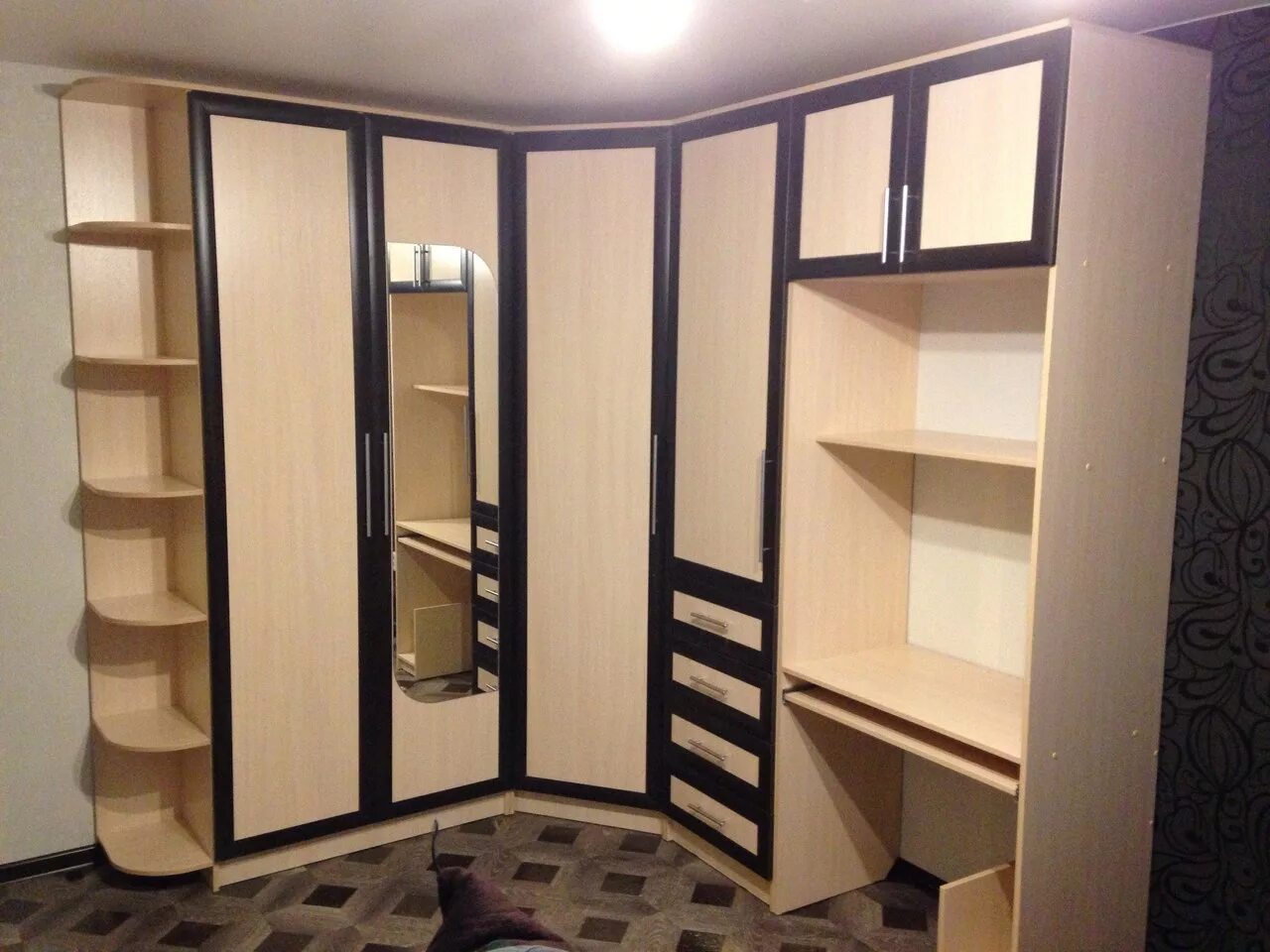 Реклама корпусной мебели. Встроенные шкафы. Технология производства мебели. Материал для изготовления шкафа. Индивидуальный заказ.