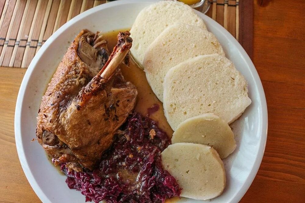 Чешская кухня национальные блюда. Чешская кухня источники литературные для курсовой. Свичкова с кнедликами. Чехия свичкова. Запеченная свиная рулька чехия.