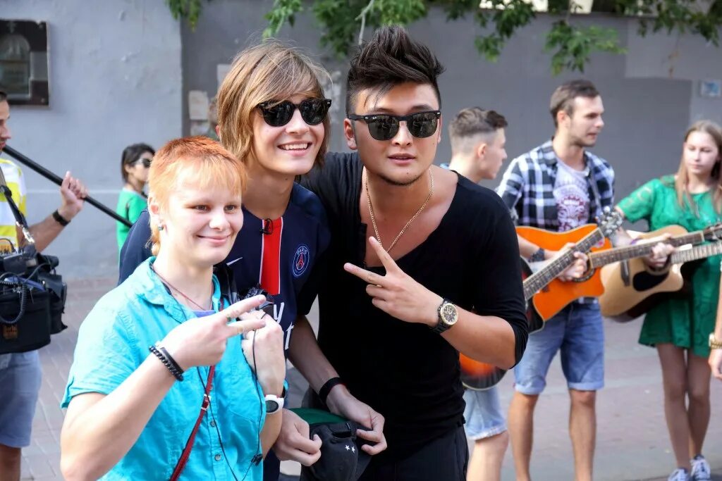 Кумиры молодежи 2021 и 2022. Кумиры современной молодежи. Военный корреспондент бондаренко. Кумиры молодежи раньше и сейчас. Кумиры молодежи.