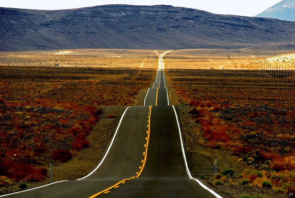 Over the road. Долина смерти США дорога. Техас, Нью-Мексико, Невада. Хайвей дорога в Америке. Пустыня Мохаве шоссе.