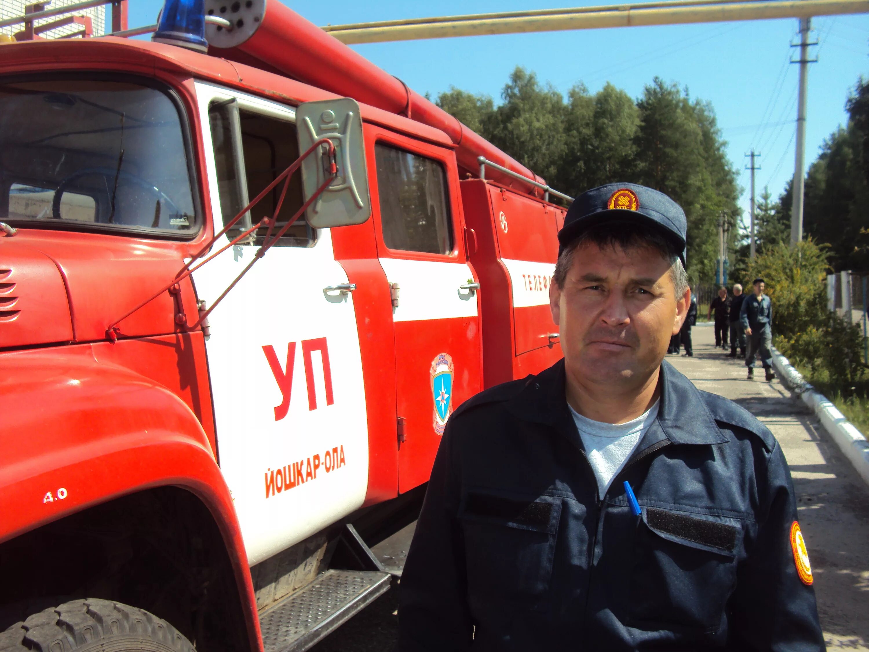 пожарная машина с водителем. пожарный водитель. работа водителем пожарного автомобиля. экипировка водителя пожарного автомобиля. вакансии водитель пожарного.