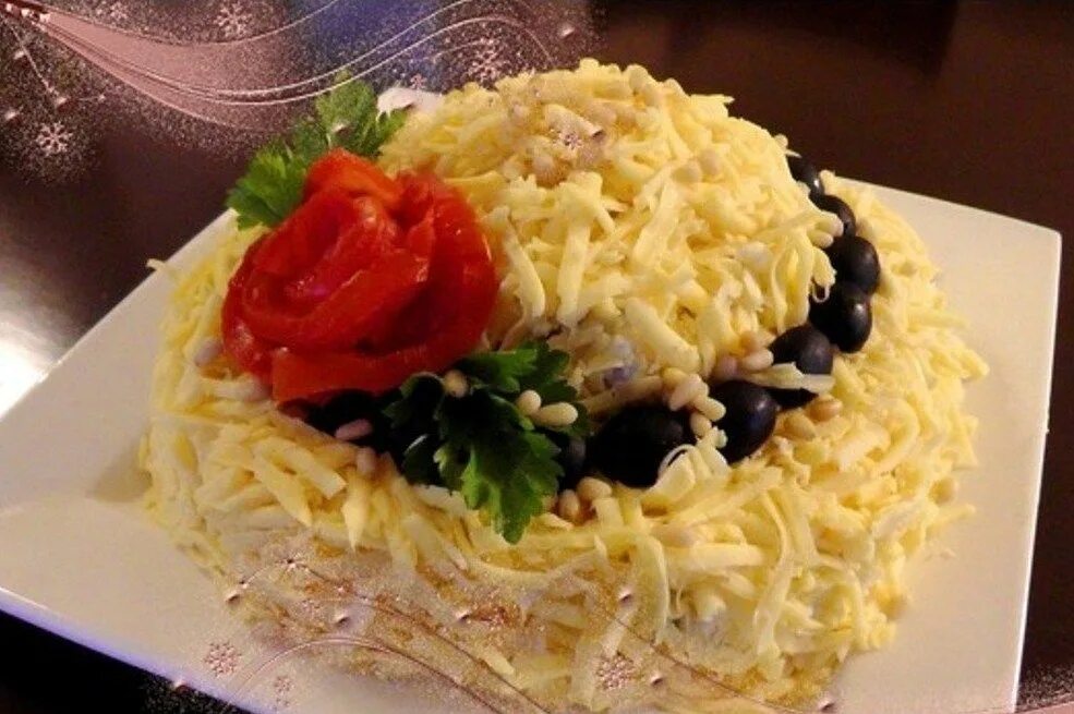 Салат оливье с мясом. Салат необычный вкусный. Салат сытый гость. Салат мясной на праздничный стол. Салат с языком и маринованными огурцами.