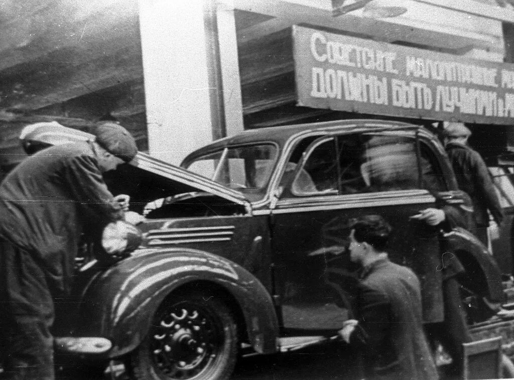 Сталинградский тракторный завод первая пятилетка. Автомобильный завод имени ленинского комсомола (азлк). Зил завод лихачева в ссср. Завод газ нижний новгород 1929. Московский автомобильный завод имени сталина.