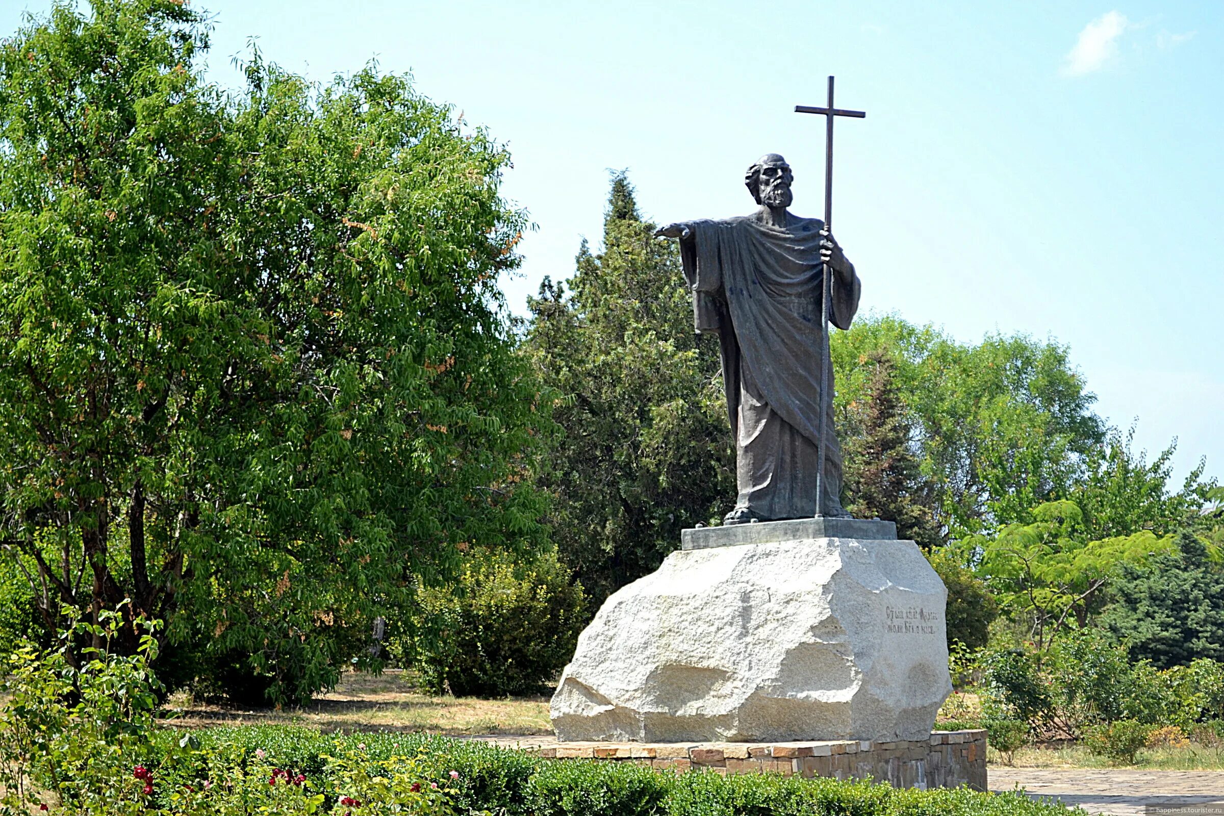 Памятник апостолу. Памятник андрею первозванному в херсонесе. памятник андрею первозванному в севастополе в херсонесе. памятник апостолу андрею первозванному. андрей первозванный в крыму памятник.