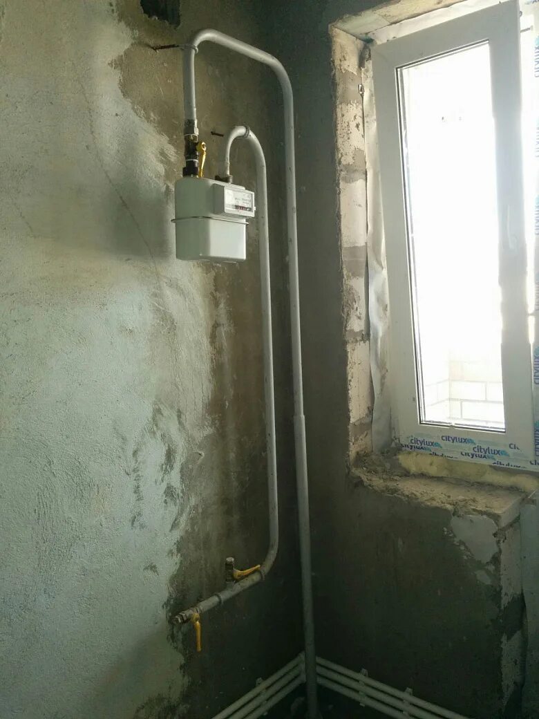 Перенос газа. Перенос газовой трубы в квартире. газовая труба в квартире. перенос газовой трубы на кухне. демонтаж газовой трубы в квартире.