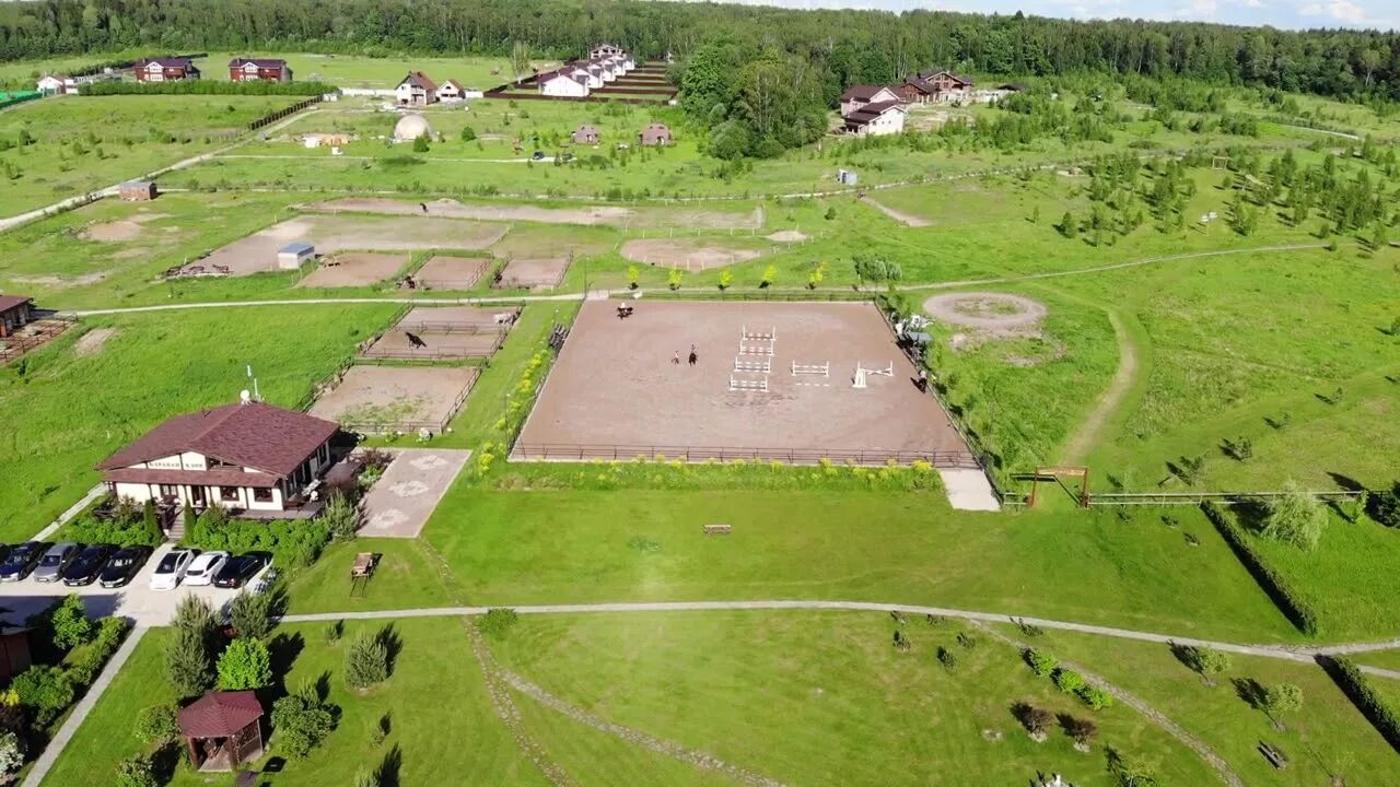 Караван конно спортивный комплекс. Инино караван лошади. Конный лагерь караван. Инино конный центр. Караван инино калужская область.