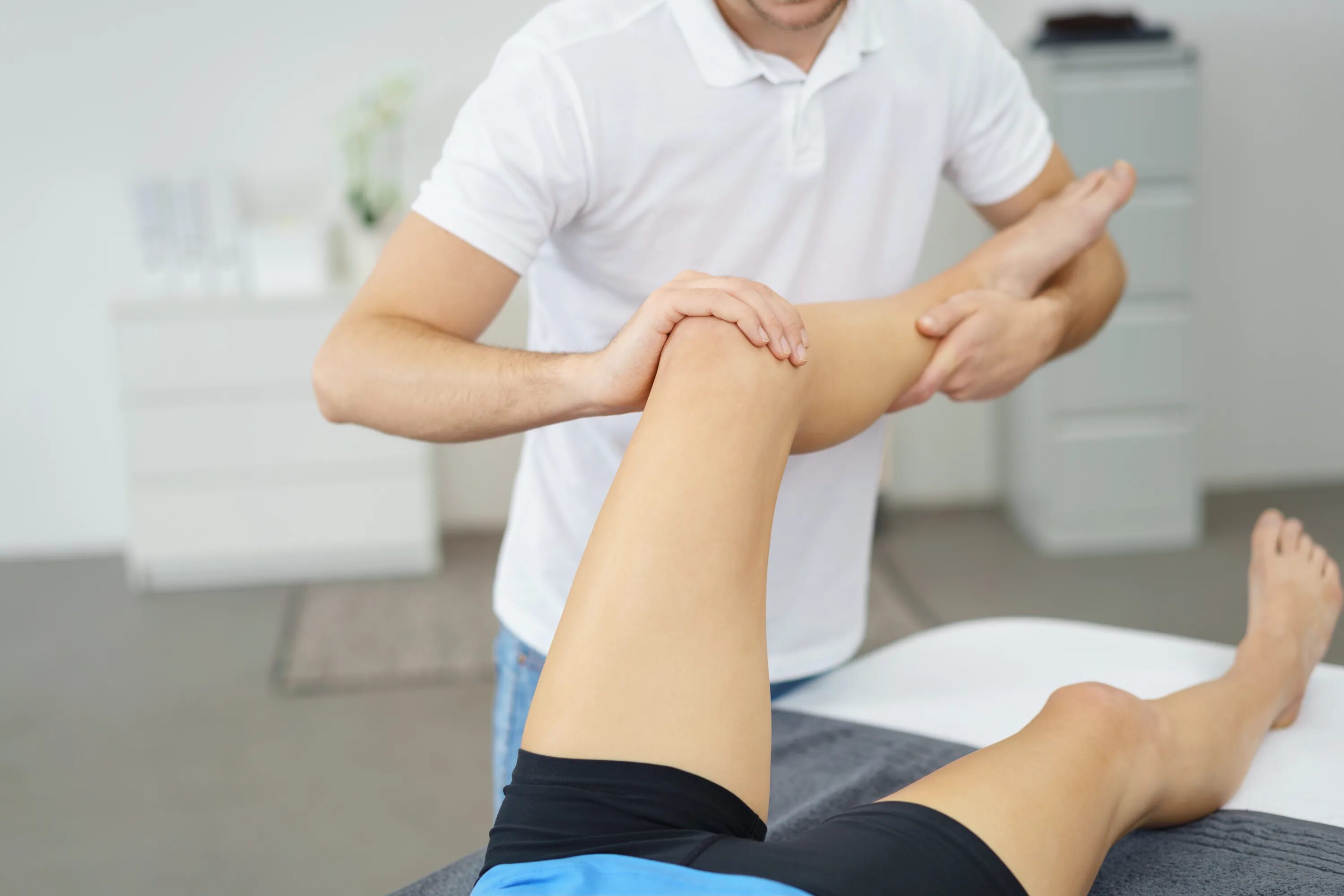 массаж коленного сустава. лечение коленного сустава в спб. реабилитация после эндопротезирования коленного сустава санатории. лечение коленного сустава в спб. пателлофеморальный артроз коленного сустава что это такое.