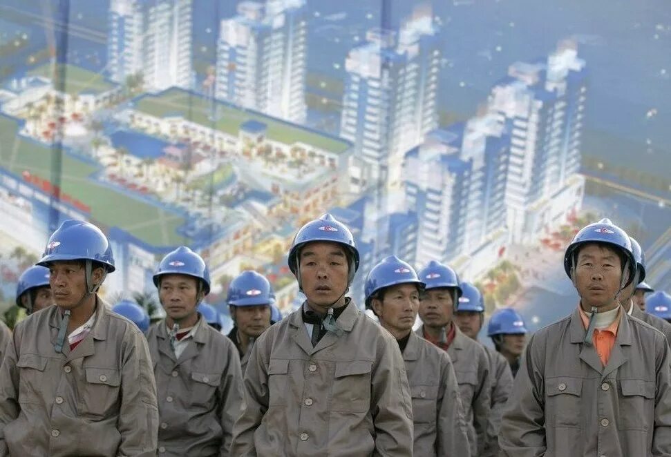 Сколько рабочих в китае. Китайские рабочие. Строитель Китай. Китаец Строитель. Стройка в Китае.