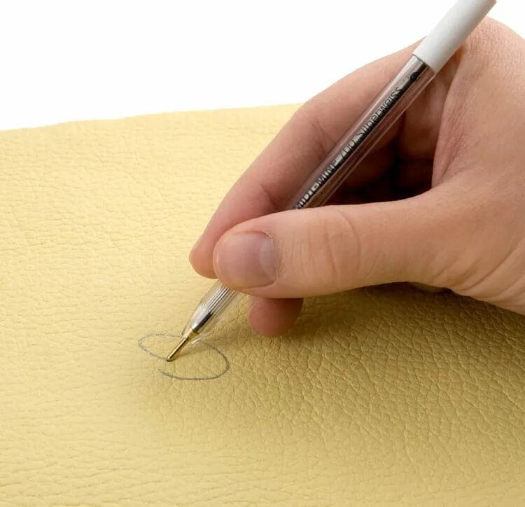 чернила от ручки на коже. как отмыть чернила с дивана. следы от шариковой ручки на экокоже. чем можно оттереть ручку с кожзама. чем оттереть ручку от кожзама.