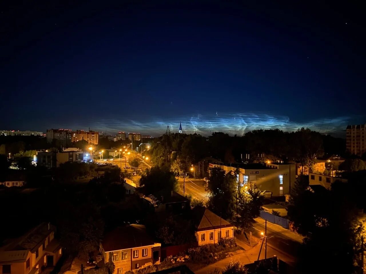 Небо под воронежем. Ночной город. облака над городом. серебристые облака. ночное небо.