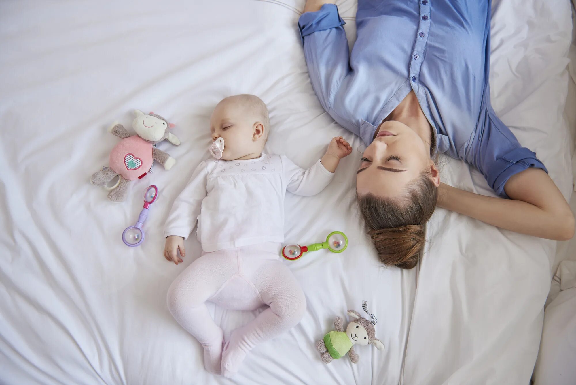 Baby i can get. Спящий ребенок. Ребенок спит. Спящие малыши. Мама с младенцем у кроватки.