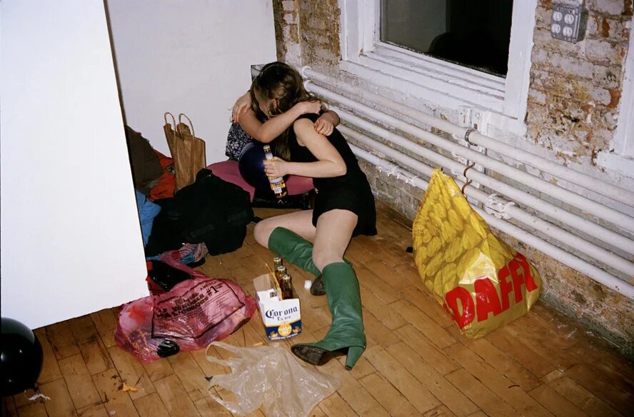 Пьяные женщины в квартире. Девчонки на квартире. Пьяные русские молодежь