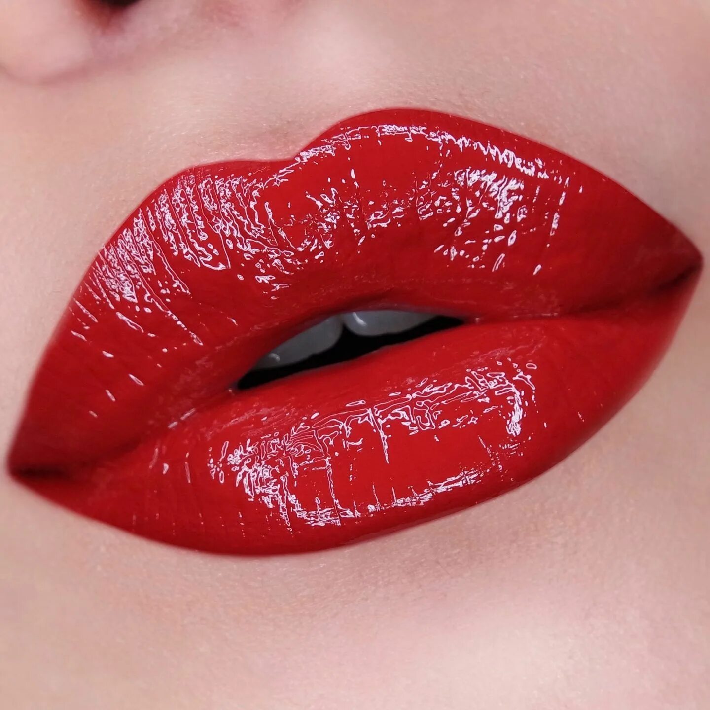 Коричневый блеск. Коричневый блеск для губ. Помада блеск. Коричневый блеск. Бронзовые блестки.