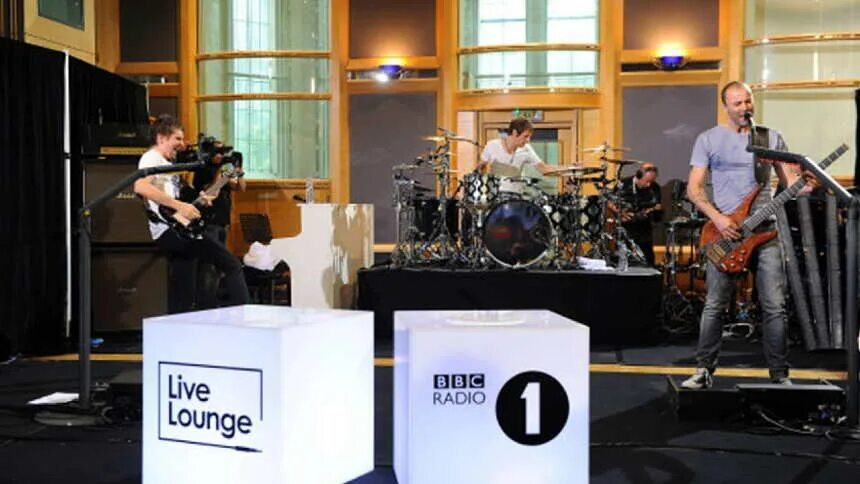 Радио 2012 год. Студия bbc Radio 1. Live Lounge. Muse bbc. Air Studios Лондон.