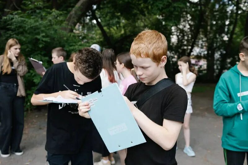 средняя общеобразовательная школа в англии. старшеклассники в америке. ученики американской школы. It класс в московской школе. современная школа ученики.