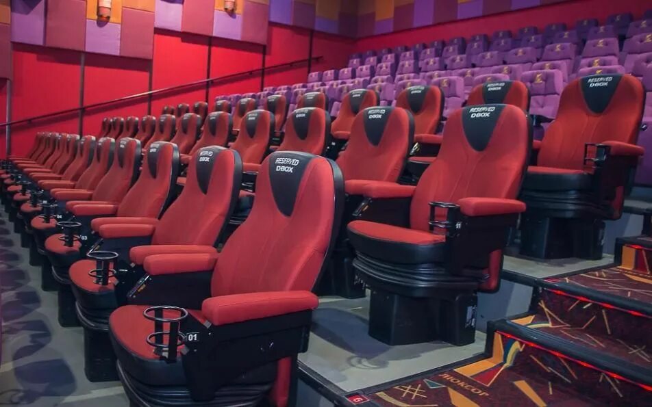 Vip зал кинотеатр лето люксор. Люксор континент спб. Континент спб кинотеатр бухарестская. Кинотеатр люксор на бухарестской. Люксор гудзон залы.
