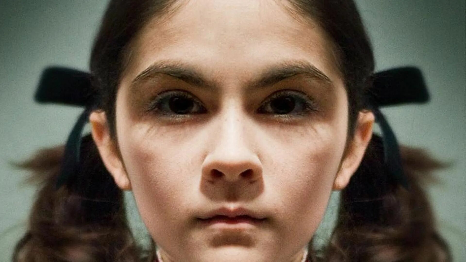 Дитя тьмы выход. Дитя тьмы 2009 эстер. эстер коулман дитя тьмы 2009. дитя тьмы фильм 2009 эстер. дитя тьмы 2009 эстер взрослая.