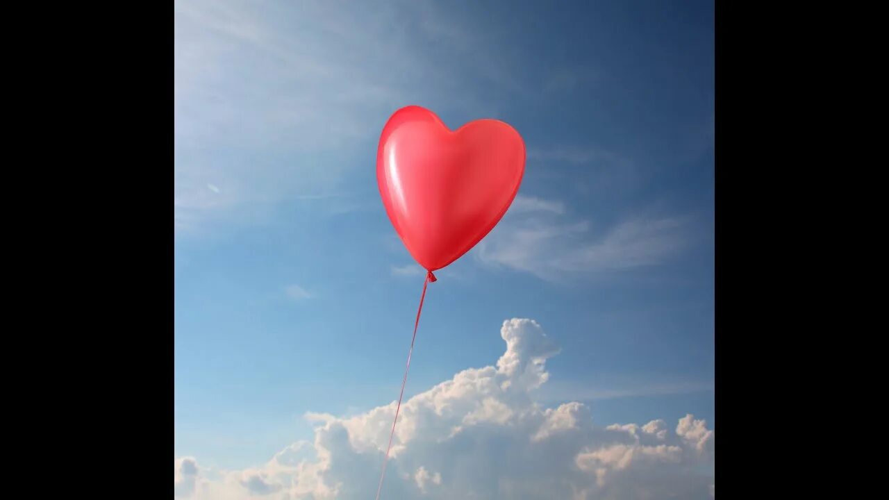 Красный отпускать. Воздушный шар «сердце». Шарики сердечки. Воздушный шарик сердце в небе. Шарики сердечки в небе.