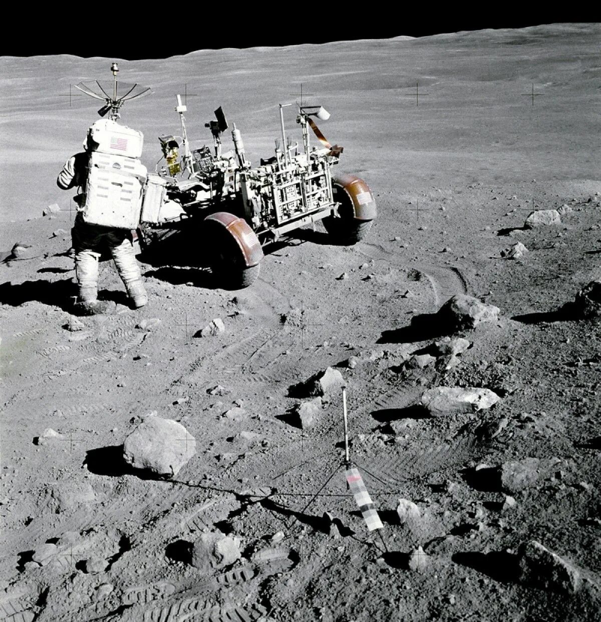 First land on the moon. Астронавты Аполло 16. Аполлон 16 на Луне. Аполлон-11 фото. Аполлон 16 фото на Луне.