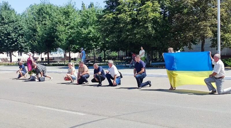 Килия одесской. Украинские дети стоят на коленях. Украинцы стоят на коленях. Одесса сегодня фото. Килия Одесская область мобилизация.