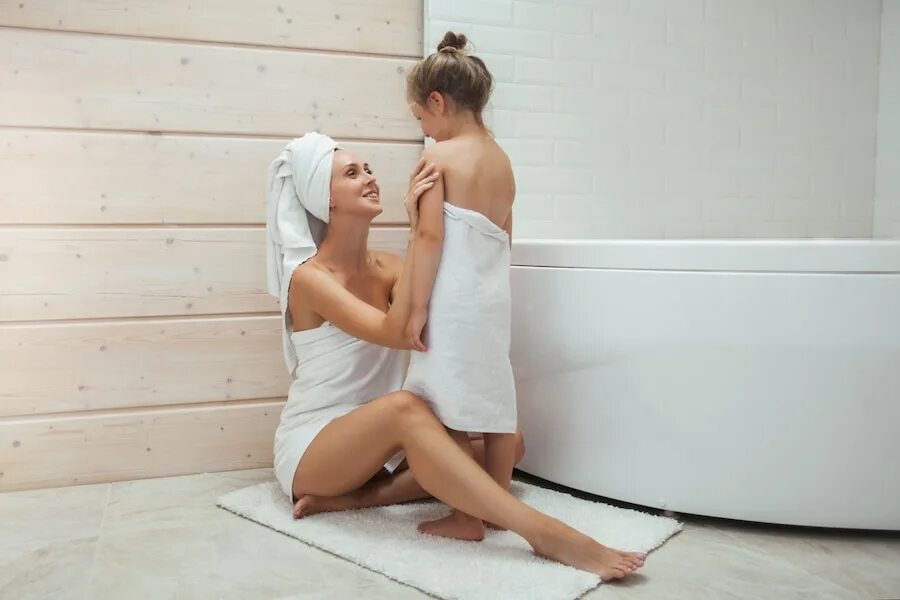 Фотосессия в ванне мама и дочка. Фотосъемка мама с дочкой в ванне. С дочерью в ванной фотосессия. Дочурка в ванной. Сын смотрит маму мама в бани