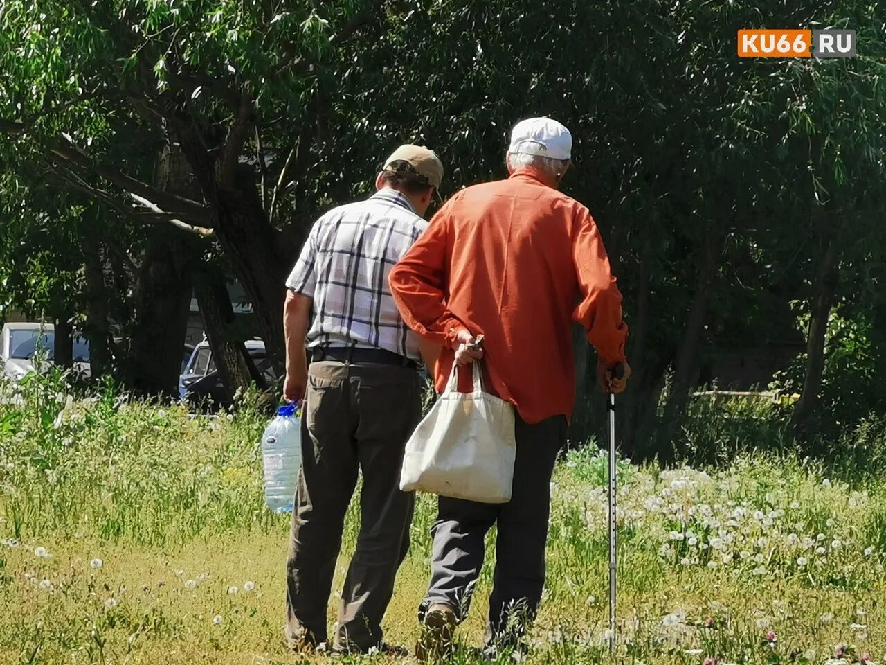 Пенсионеры. Российские пенсионеры. Работающие пенсионеры. Пенсионеры в богатом доме.